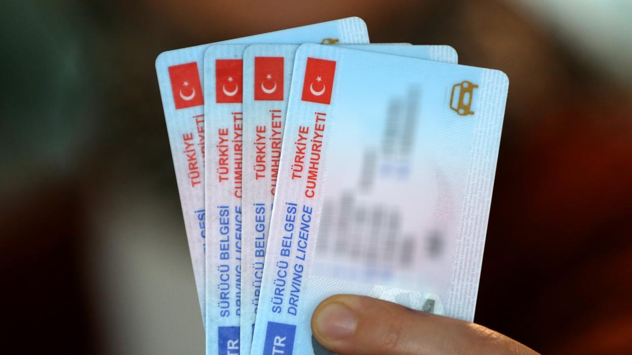 Direksiyon Başında Telefon Kullananlara Ağır Ceza: Ehliyete El Konulabilecek