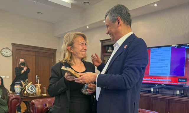 ÖZGÜR ÖZEL’DEN MÜHÜR HAMLESİ: “TEKRAR GELİNCEYE KADAR SİZDE DURSUN”