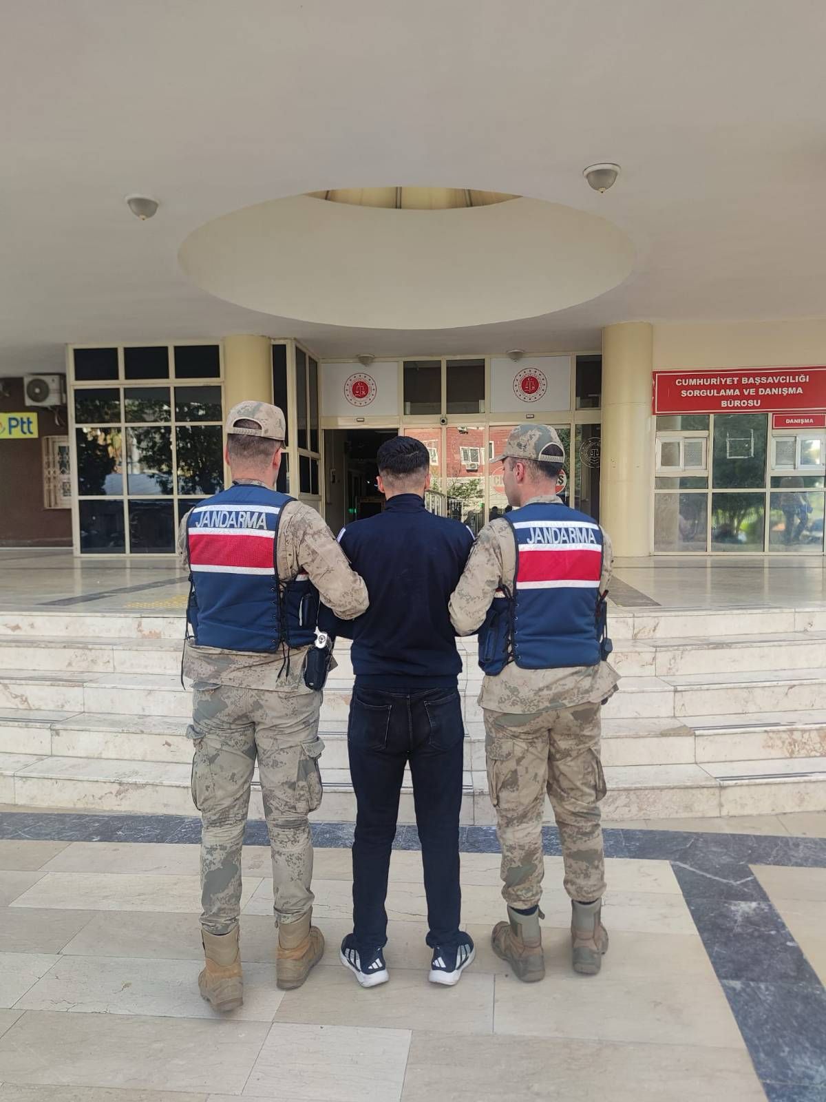 ŞANLIURFA'DA FİRARİ UYUŞTURUCU ZANLISI JANDARMADAN KAÇAMADI!