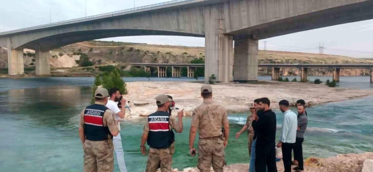 Fırat Köprüsü Altında Can Pazarı: Piknikçiler Mahsur Kaldı!