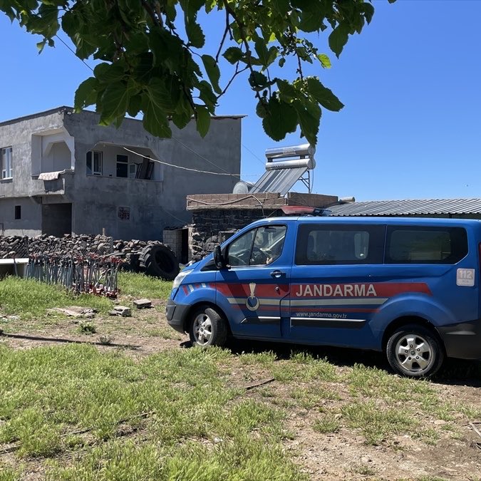 ŞANLIURFA’DA AKILALMAZ OLAY: YILANI VURMAK İSTERKEN 5 KİŞİYİ YARALADI!