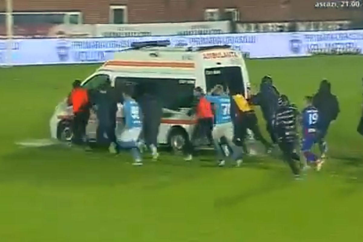 Futbolun Ötesinde Bir Dayanışma: Çamura Saplanan Ambulansı Futbolcular Kurtardı!