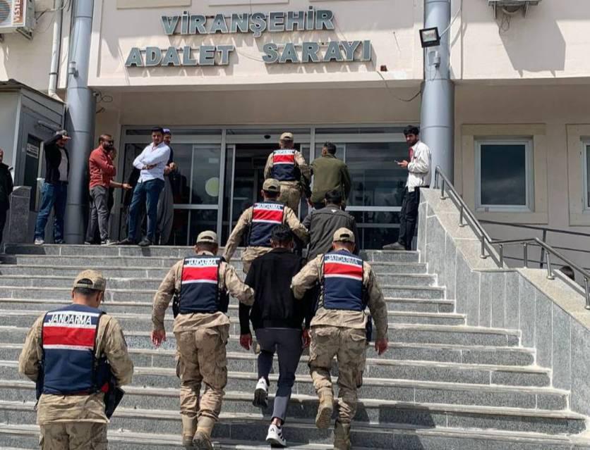 Viranşehir'de Jandarmadan Firari Operasyonu: 3 Şahıs Yakalandı