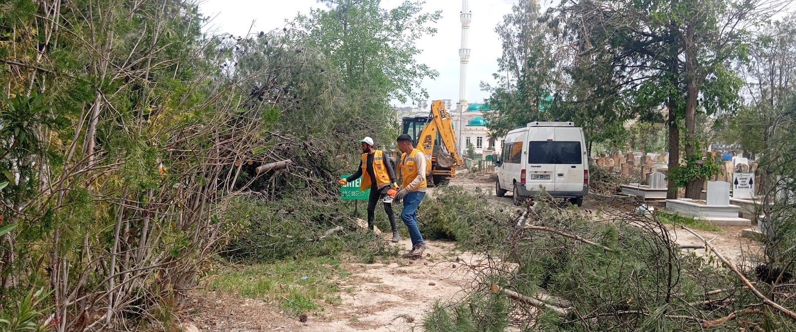 Birecik’te Mezarlıklar Bayram Ziyaretine Hazırlanıyor: Ekipler Teyakkuzda!