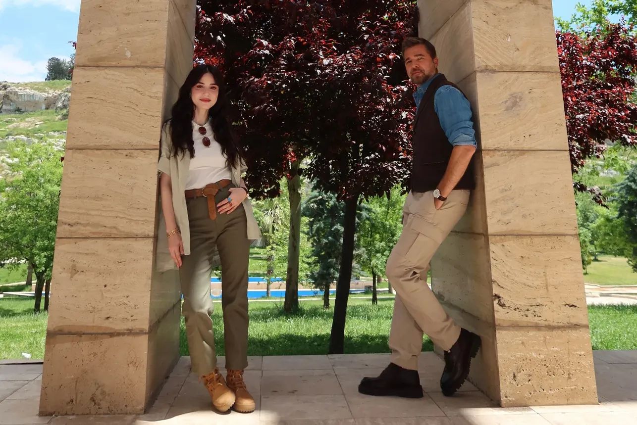Şanlıurfa Dev Prodüksiyona Ev Sahipliği Yaptı: Engin Altan Düzyatan ve Özge Gürel Şehrin Tarihi Sokaklarında!
