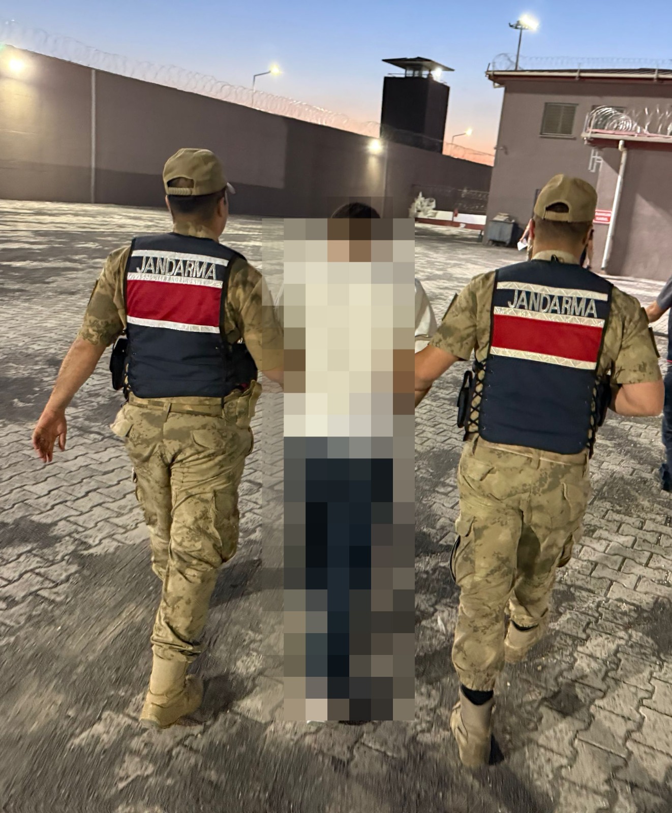 Şanlıurfa’da Jandarmadan Kaçamadı: Kesinleşmiş Hapis Cezası Bulunan Firari Karaköprü’de Yakalandı!