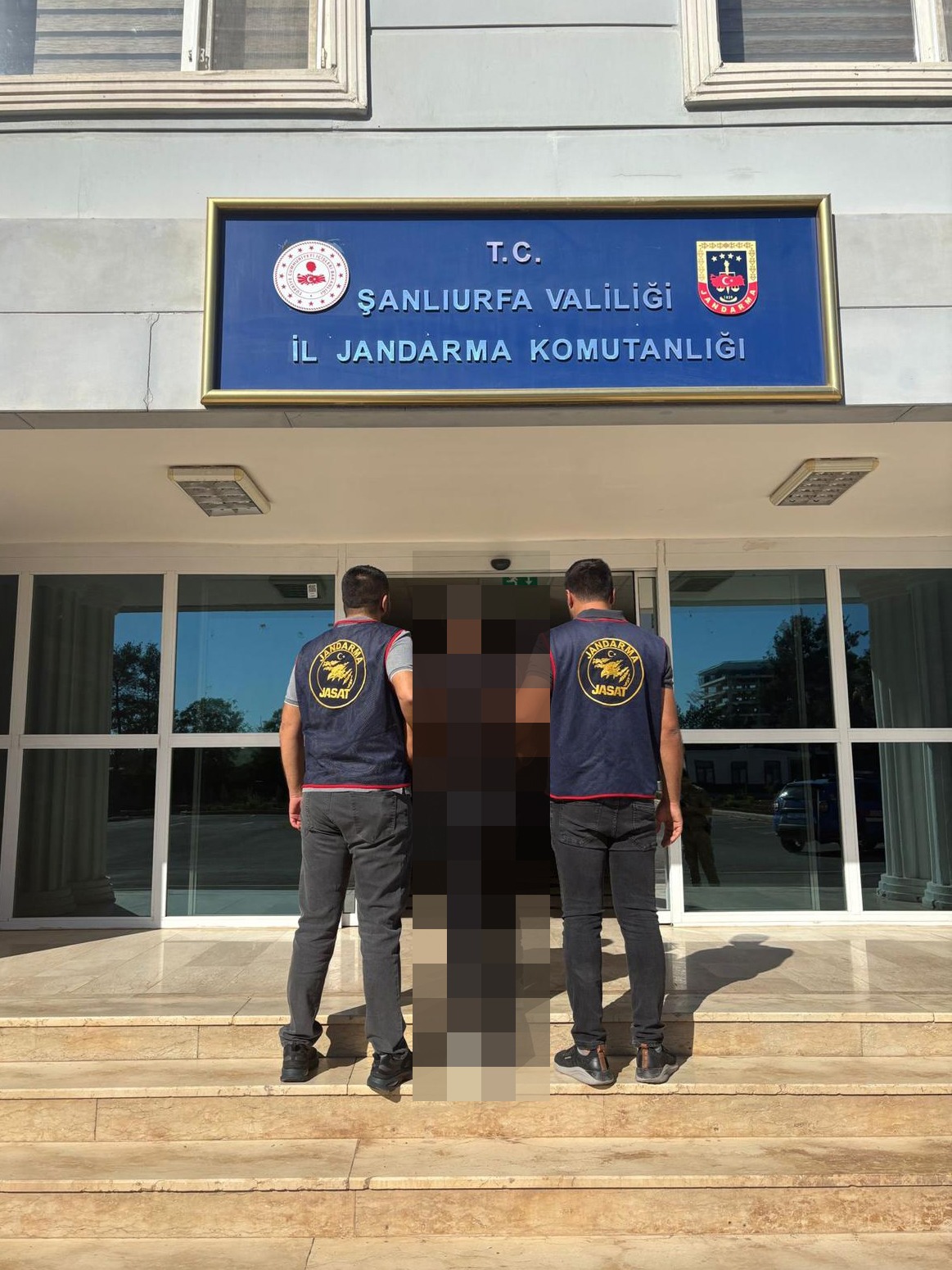 KARAKÖPRÜ'DE JANDARMA OPERASYONU: 7 YILDAN FAZLA HAPİS CEZASI BULUNAN FİRARİ YAKALANDI!