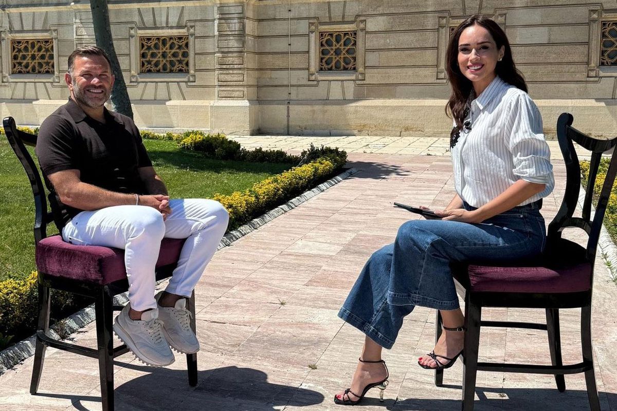 Okan Buruk’un Röportaj Fotoğrafı Sosyal Medyayı Salladı: Paylaşım Apar Topar Kaldırıldı!