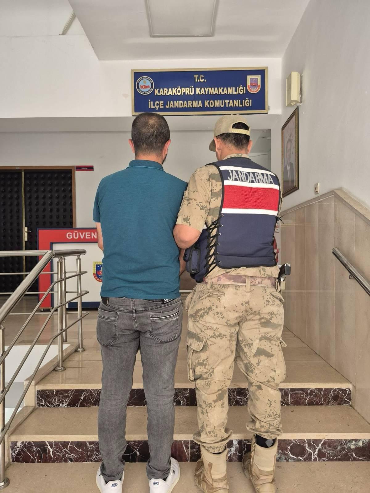 Karaköprü’de Jandarma Takibi: 8 Yıl Cezası Bulunan Firari Kıskıvrak Yakalandı!