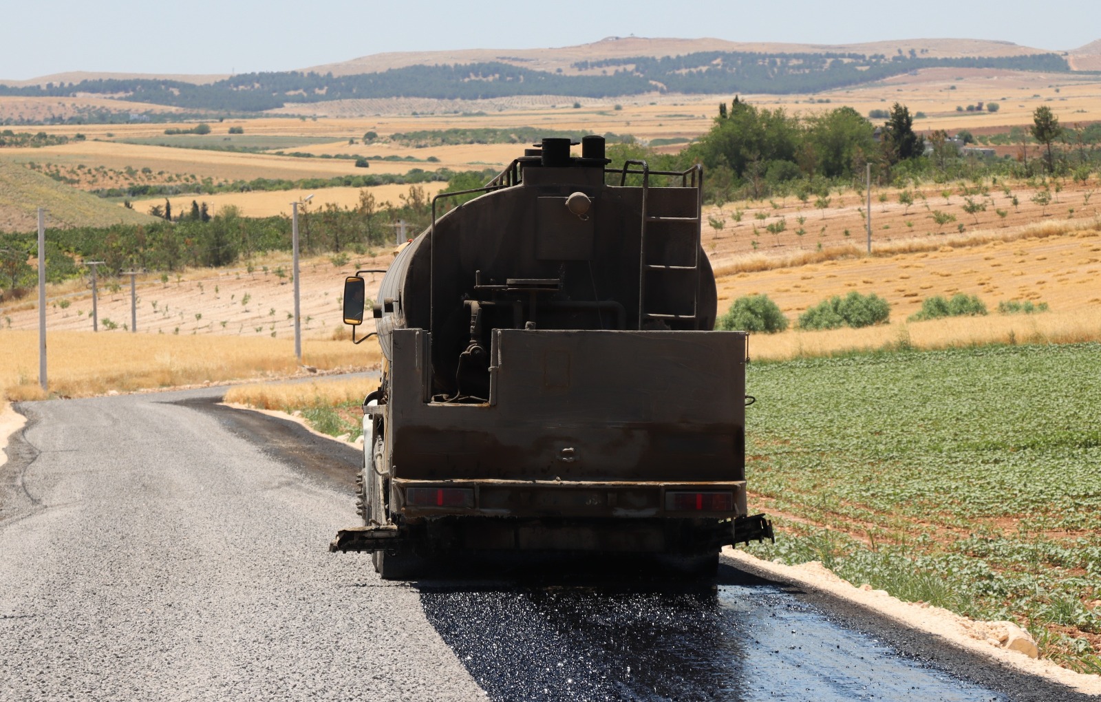 HALİLİYE KIRSALINDA YOLLAR SATHİ ASFALT KAPLAMAYLA YENİLENİYOR