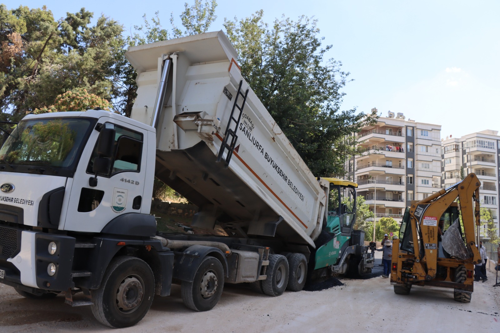 BÜYÜKŞEHİR, AKPIYAR MAHALLESİ’NDE YOLLARI SICAK ASFALTLA YENİLİYOR