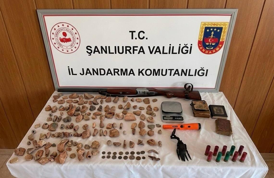 Halfeti'de Tarihi Eser Operasyonu: 140 Tarihi Nitelikli Obje Ele Geçirildi