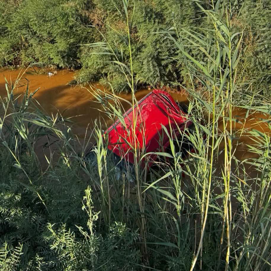 ŞANLIURFA’DA KORKUTAN KAZA: KONTROLDEN ÇIKAN OTOMOBİL SULAMA KANALINA UÇTU!