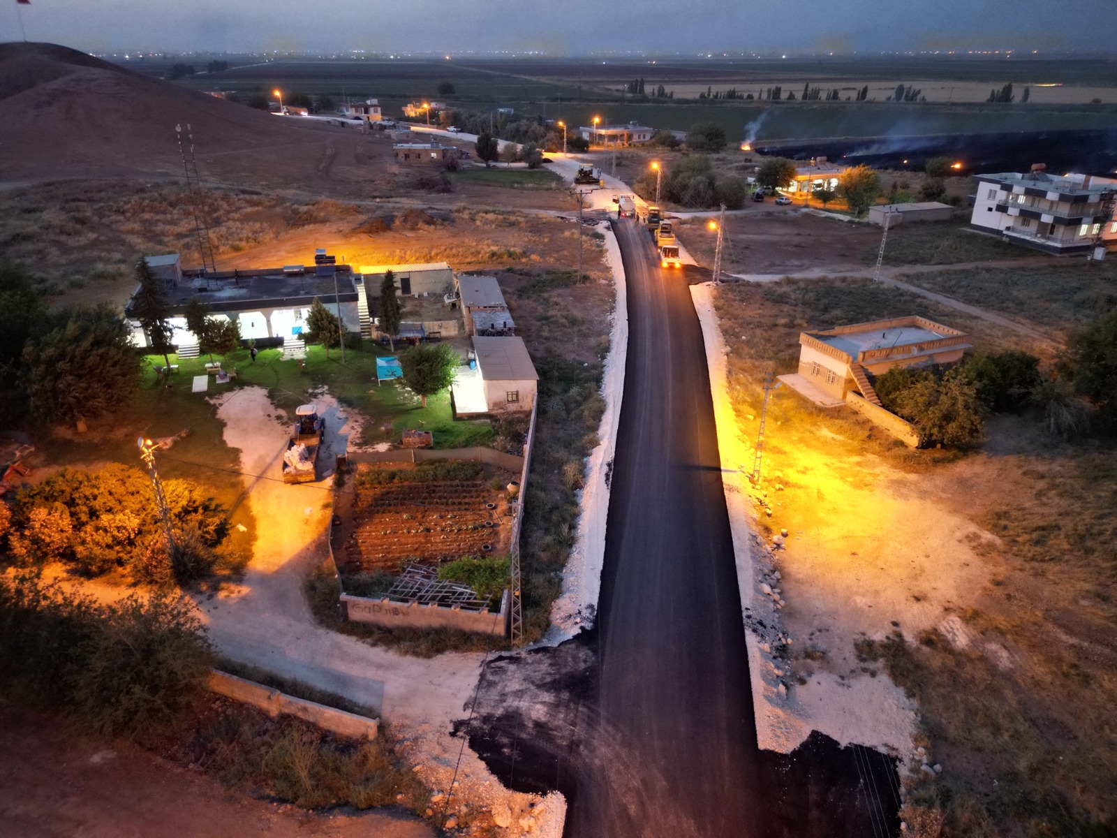 HARRAN-AKÇAKALE GRUP YOLUNDA ASFALT MESAİSİ HIZ KESMİYOR