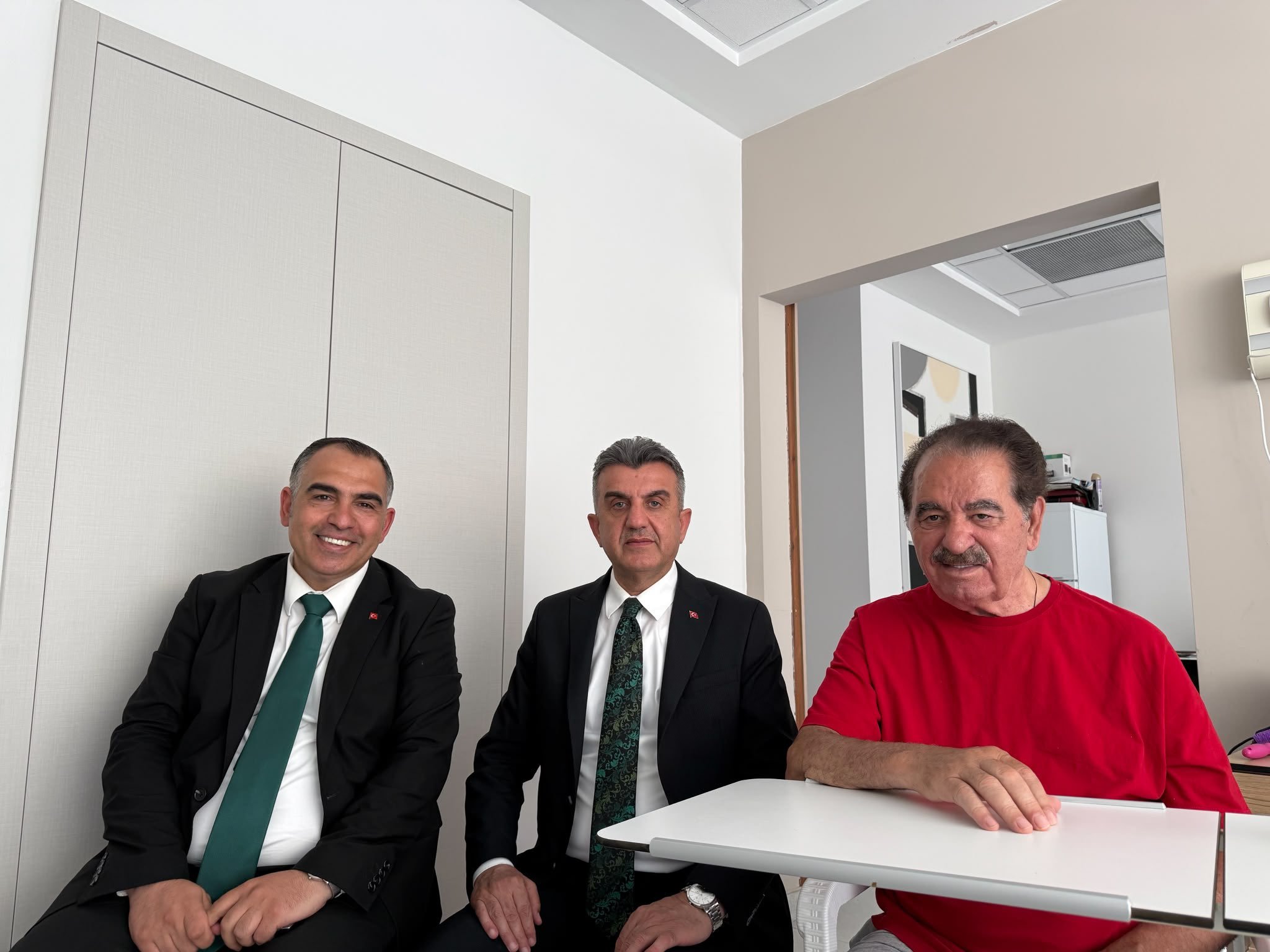 AK Parti Heyetinden İbrahim Tatlıses’e Ankara’da "Geçmiş Olsun" Ziyareti