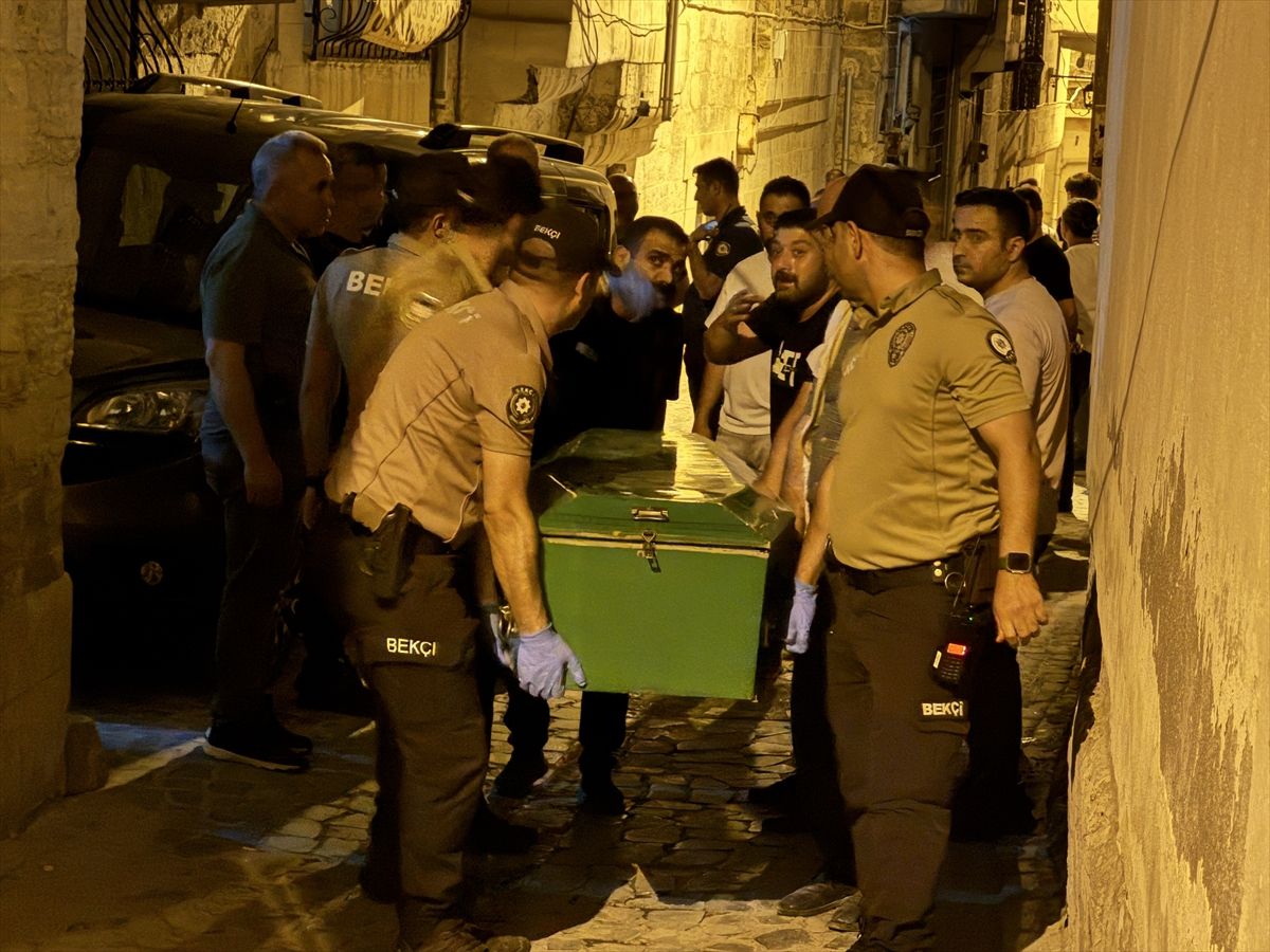 Şanlıurfa’nın Eyyübiye ilçesinde 70 yaşındaki bir kişi evinde ölü bulundu.