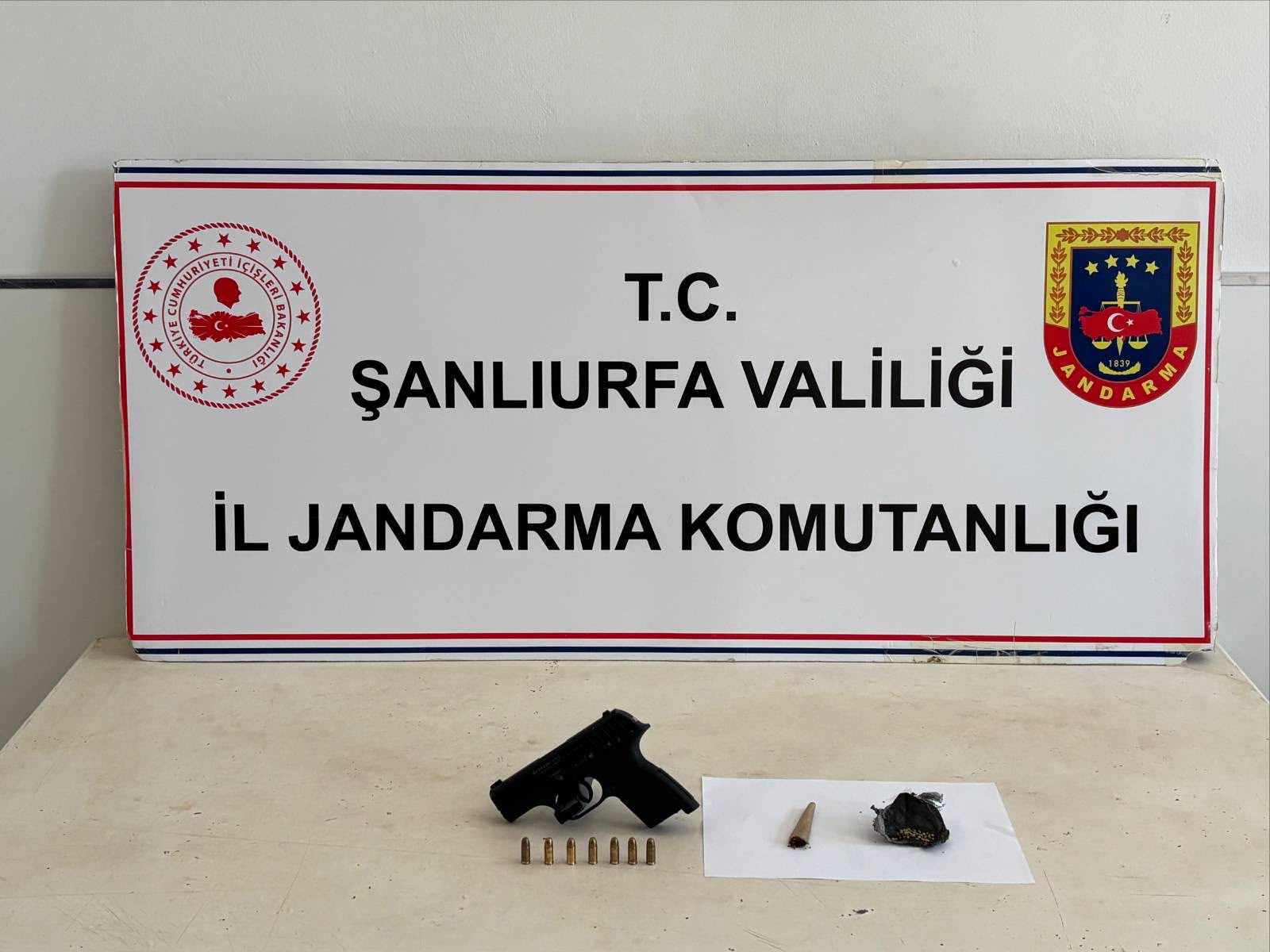 Suruç’ta Jandarmadan Kaçamadılar: Şüpheli Şahısların Üzerinden Uyuşturucu ve Silah Çıktı
