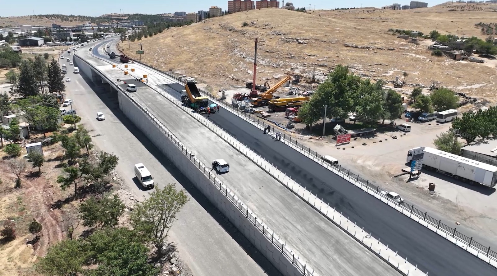 EVREN SANAYİ SİTESİ KATLI KÖPRÜLÜ KAVŞAĞI'NDA ASFALT SERİMİ DEVAM EDİYOR
