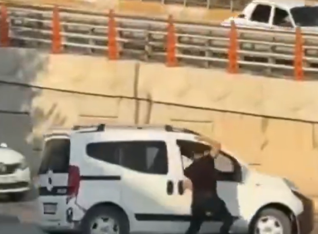 ŞANLIURFA’DA DEHŞET ANLARI: İKİ KARDEŞİN KAVGASI TRAFİKTE CAN PAZARINA DÖNÜŞTÜ!