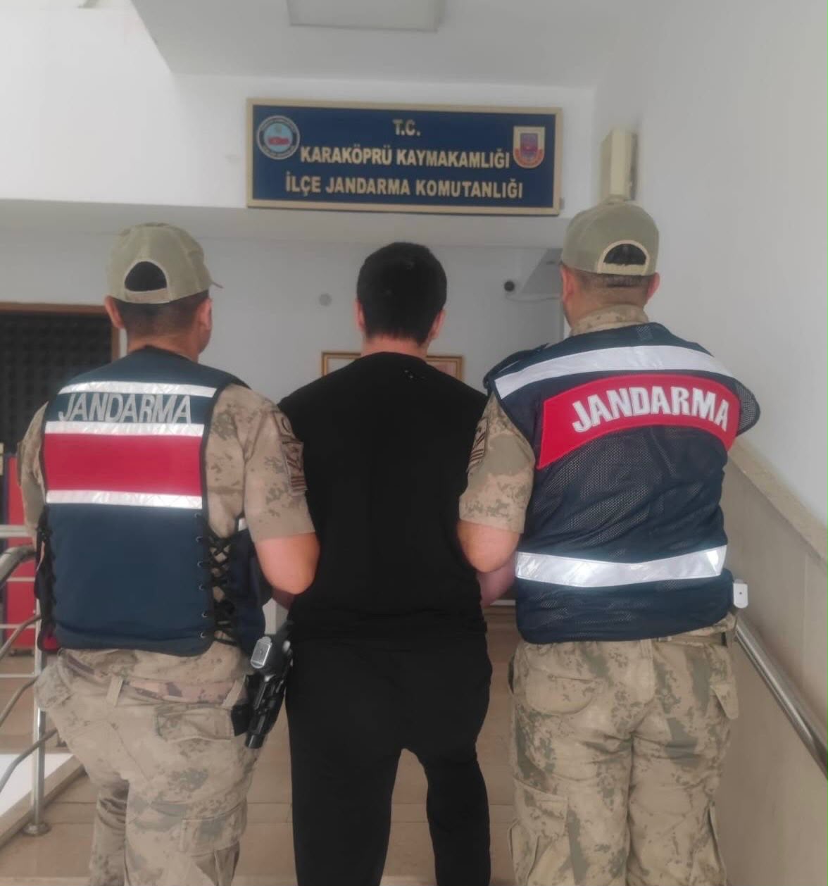 Karaköprü’de Jandarmadan Kaçış Yok: 14 Yıl Hapis Cezası Bulunan Firari Yakalandı