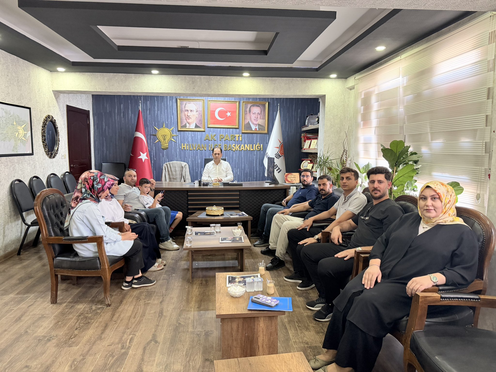 AK PARTİ HİLVAN İLÇE BAŞKANI EYÜP TOPRAK VATANDAŞLARLA BİR ARAYA GELDİ: "KAPIMIZ DA GÖNLÜMÜZ DE DAİMA AÇIK"